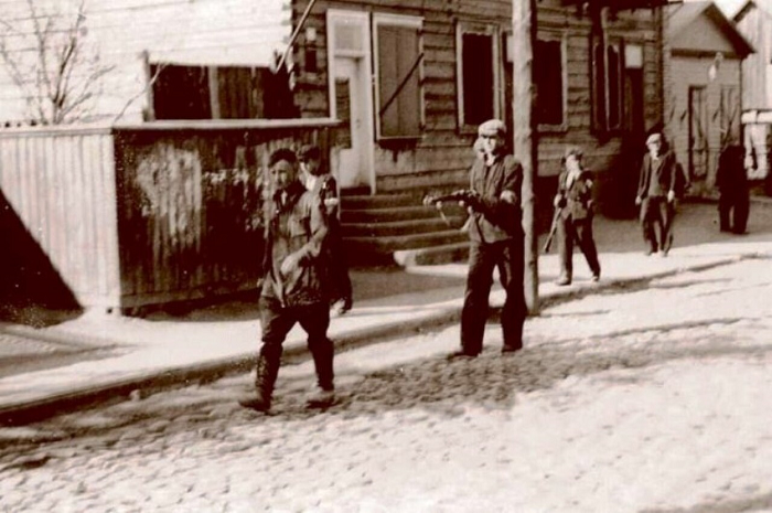 Литовский полицай ведет арестованного