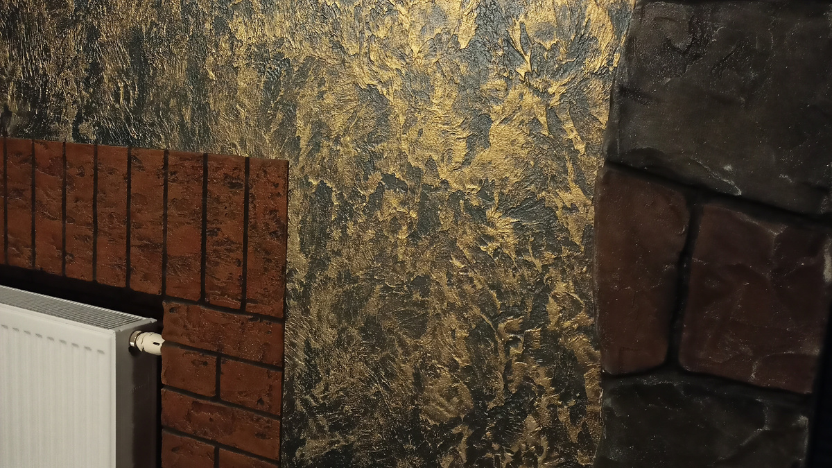 Внутри дома тоже все в темных тонах оформлено.