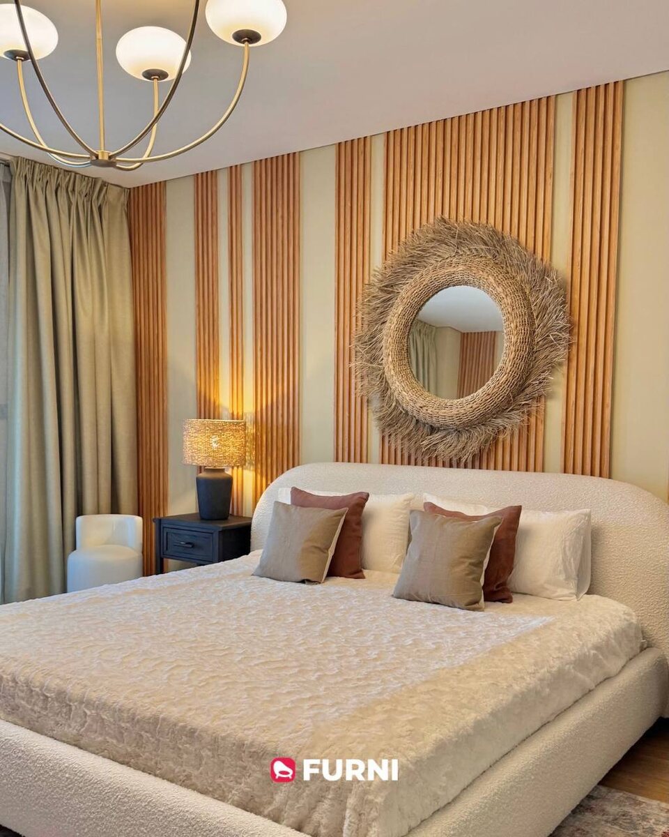 На стенах в спальнях установлены текстурные 3D-панели; проект Furni в Дубае