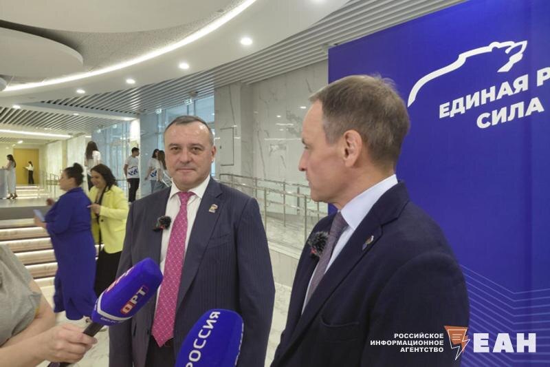    ЕАН / Слева - секретарь Оренбургского отделения «ЕР» Олег Димов