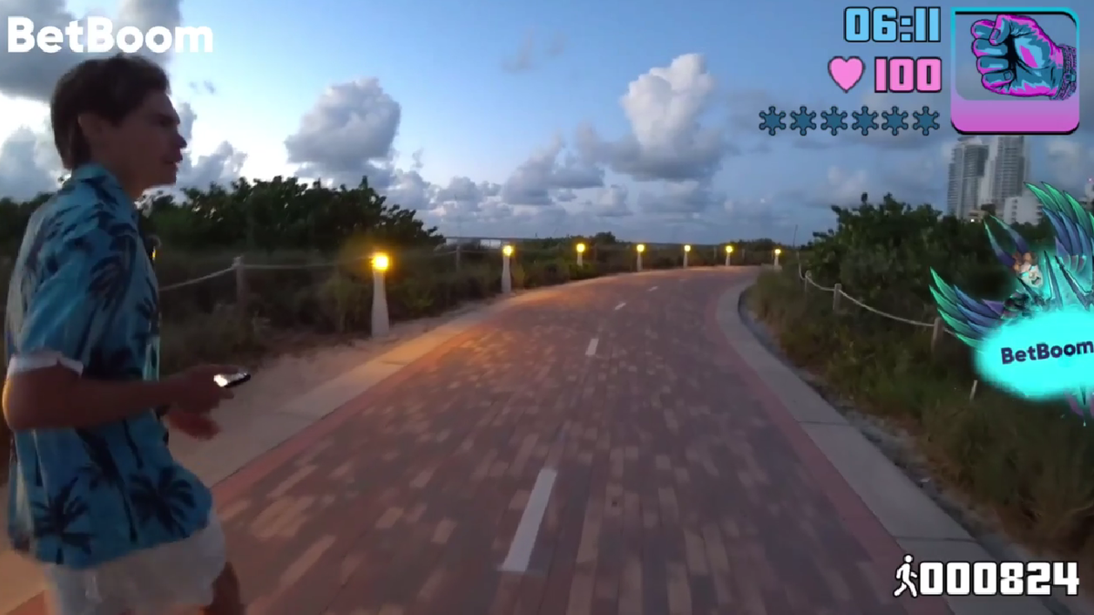     Для зрителей отображают местное время, количество шагов и даже здоровье