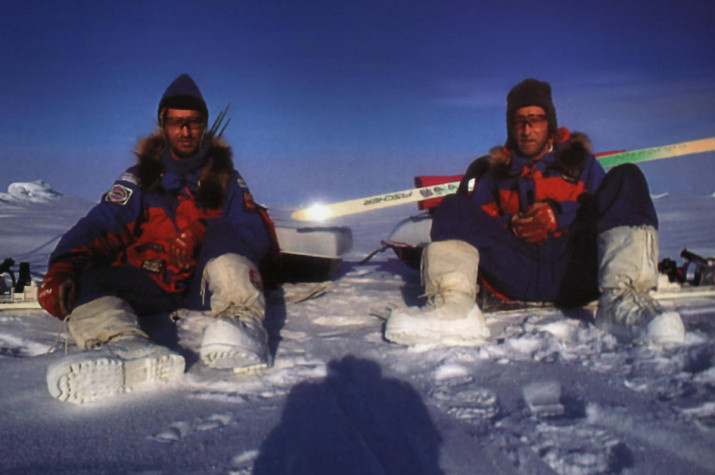 Ричард Вебер и Михаил Малахов во время короткого привала на пути к Северному полюсу. Фото из архива Михаила Малахова
