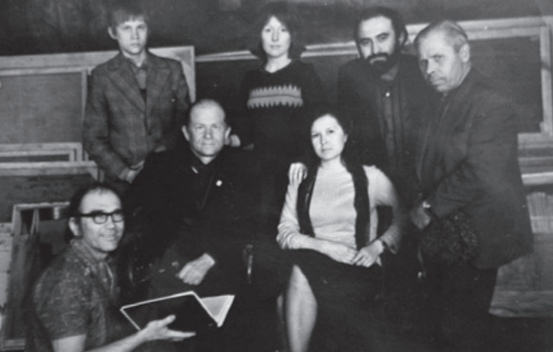 О.П.Шруб, стоит Юра (ему лет 16-17), папа сидит, рядом с папой - Статных Галина Алексеевна - выпускница Уральского строительного института. Фото предоставлено Ириной Русановой