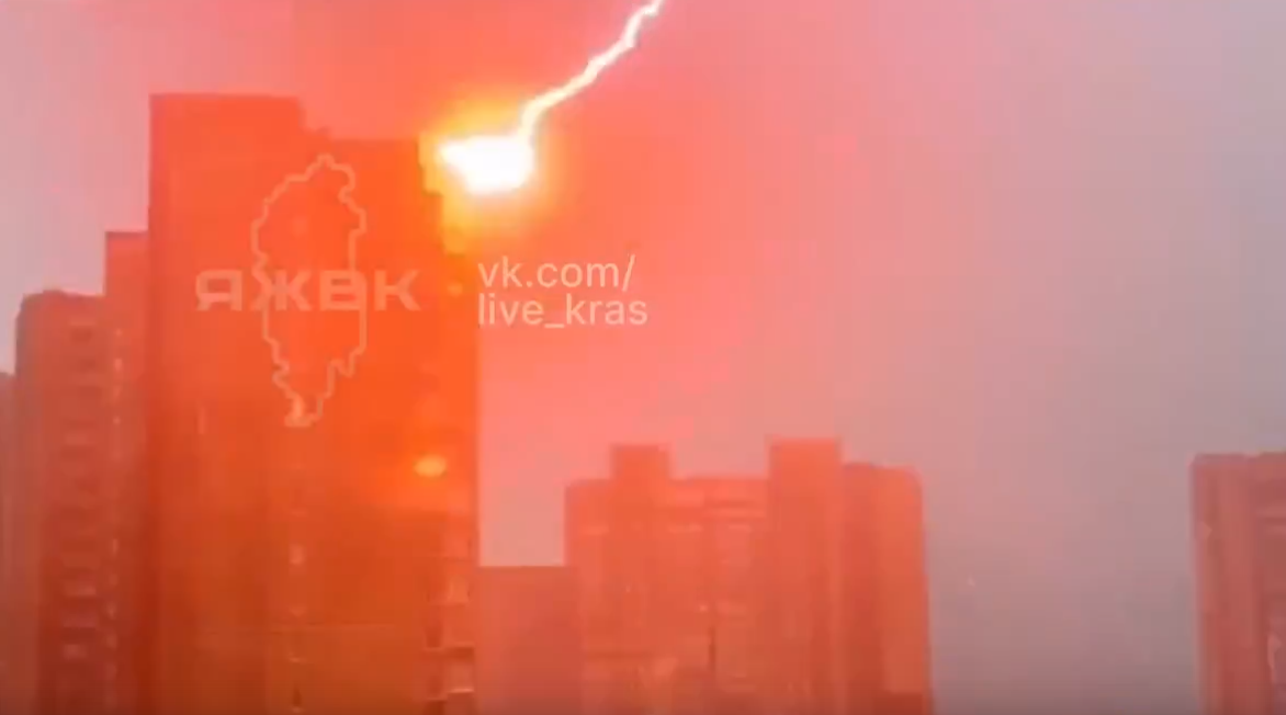     Молния попала в многоэтажку на улице Киренского в Красноярске