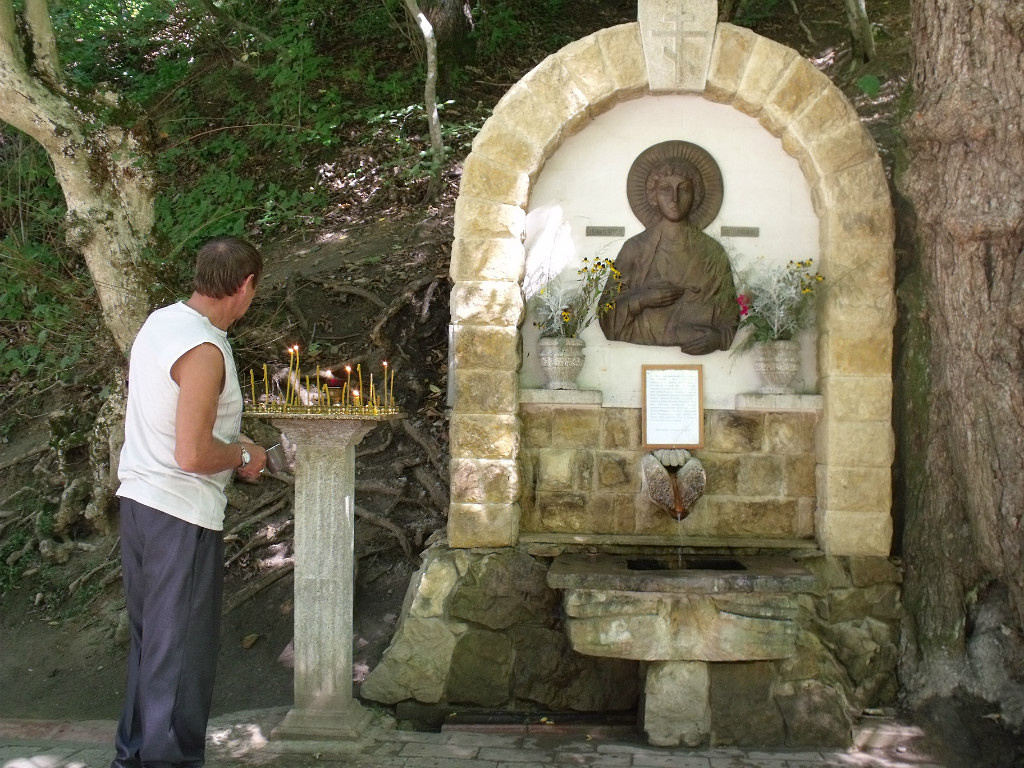 фото автора  муж ставит свечку