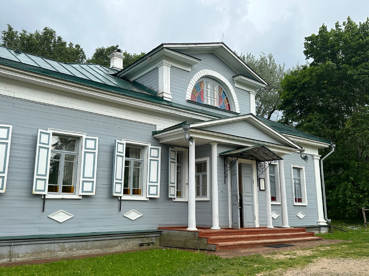 Главный вход в усадьбу 