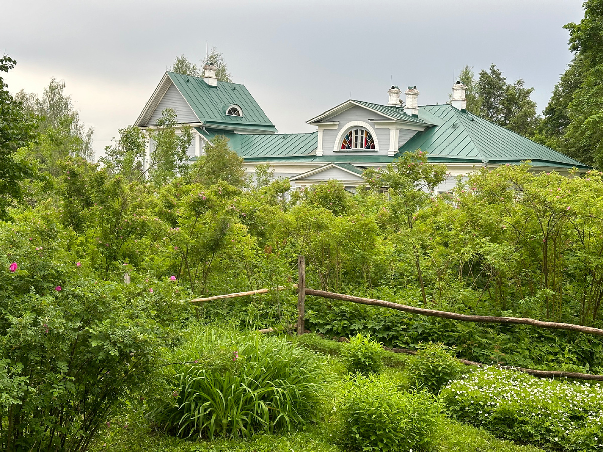 Усадьба утопает в зелени 