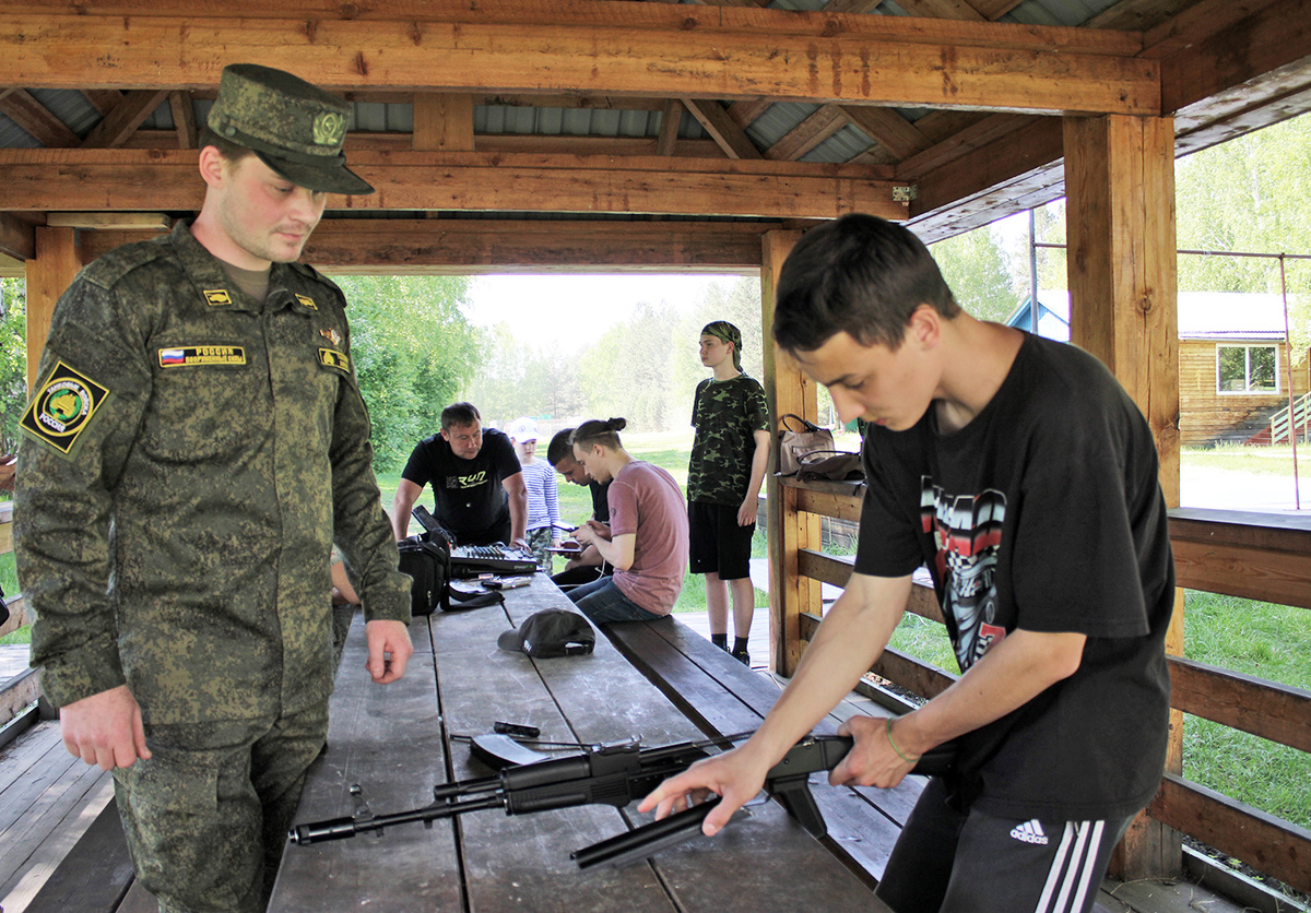 Норматив по разборке-сборке автомата Калашникова сдает Игорь Зиняк, принимает командир взвода Никита Суетин