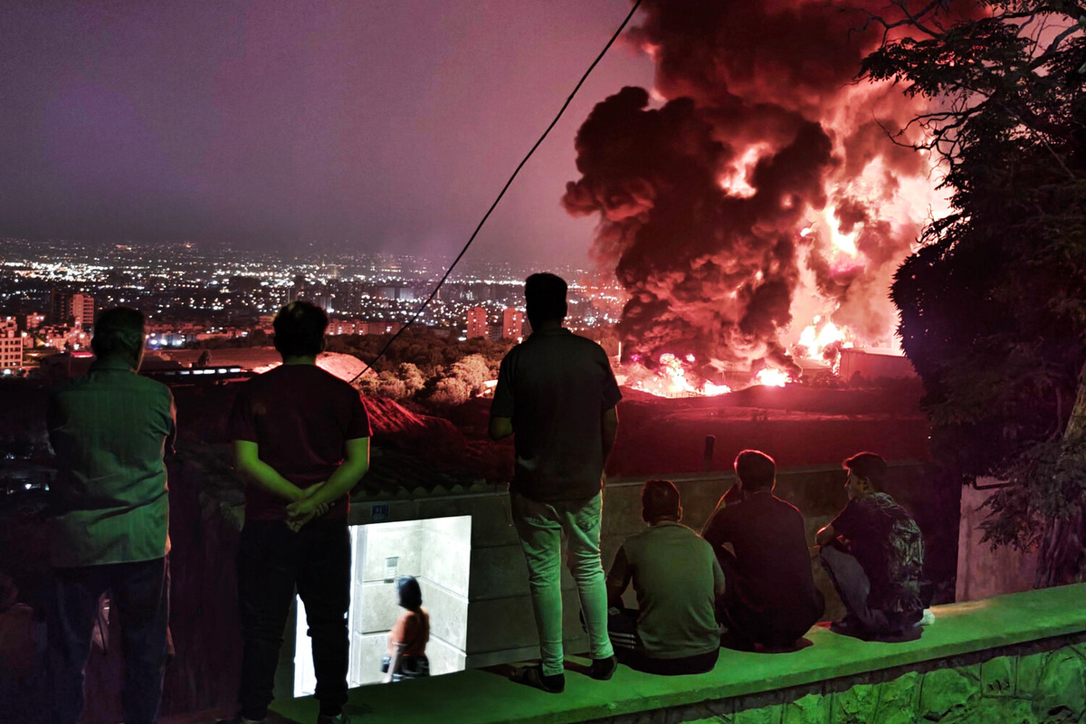 Нефтяное хранилище Шаран горит после израильских ударов по Ирану в Тегеране, Иран, 15 июня 2025 года ©Getty Images  📷
