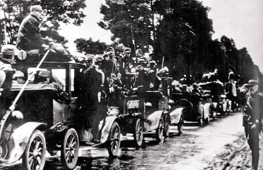 Солдаты на такси. 1914 г. (Источник: gruzovikpress.ru)