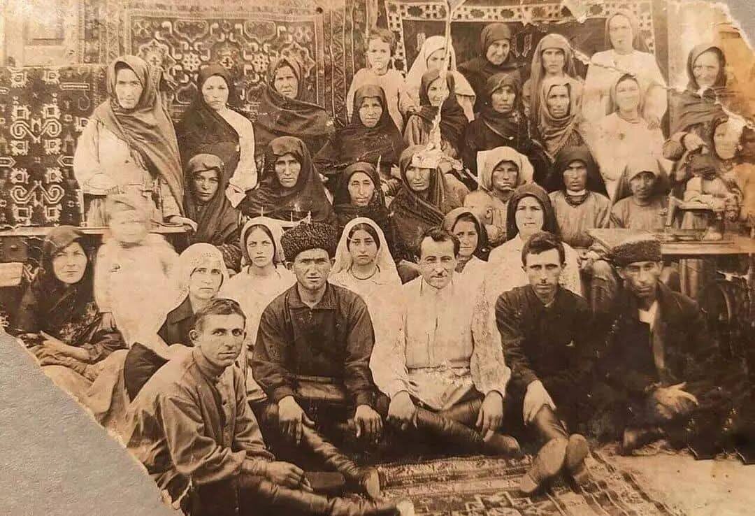 На фото работники ахтынской ковровой артели в 1938-году.