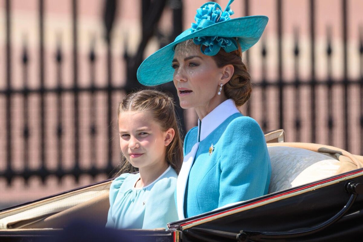    Кейт Миддлтон и принцесса Шарлотта появились на параде в голубом LEGION-MEDIA