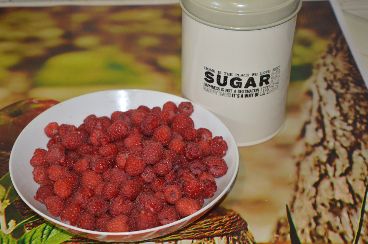 Малиновое варенье с сахаром. Шаг 1.