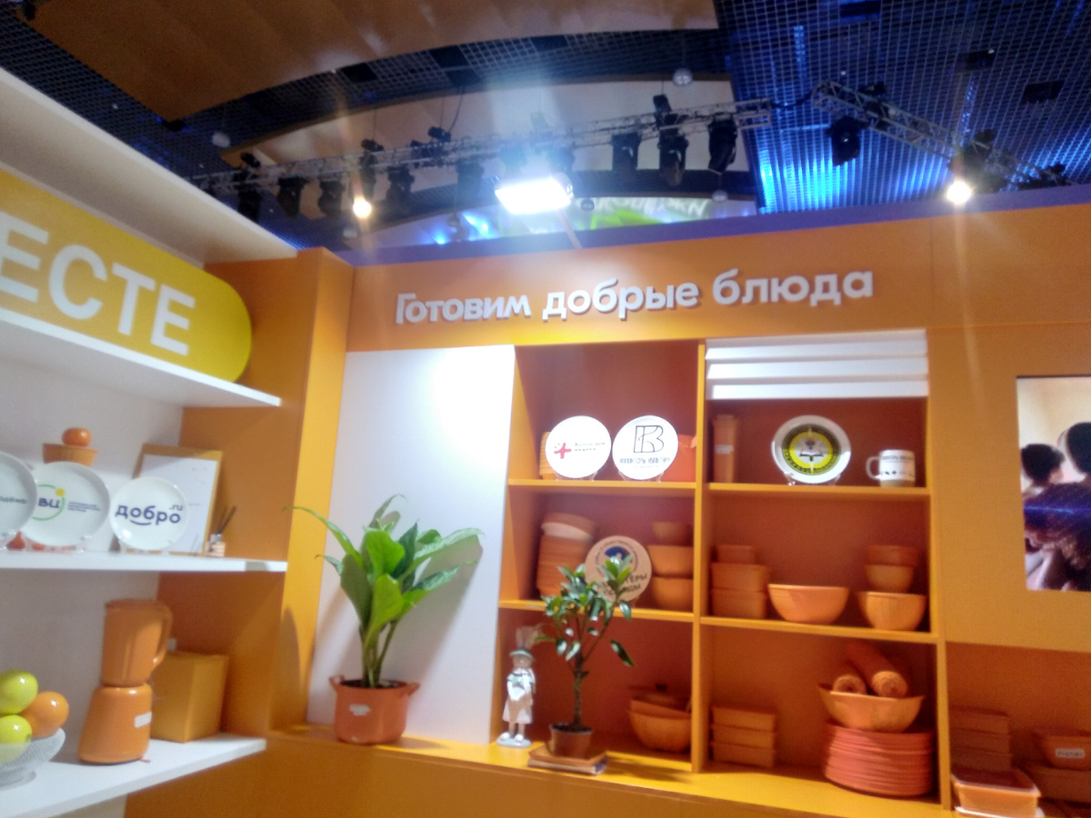 Уголок мастер-класса «Готовим добрые блюда»; посуда особенная, один набор мне привезли в подарок, о ней расскажу отдельно (листайте по стрелке – всего 3 фотографии)