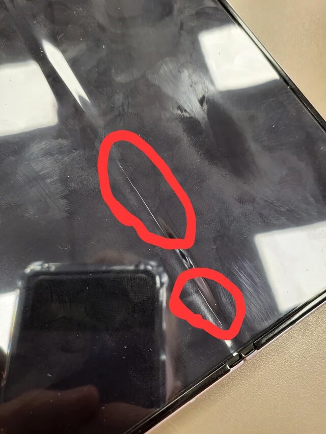 Пример трещин на поверхности защитного слоя матрицы, в следствии процессов окисления и одновременного физического воздействия путем сгибаний.