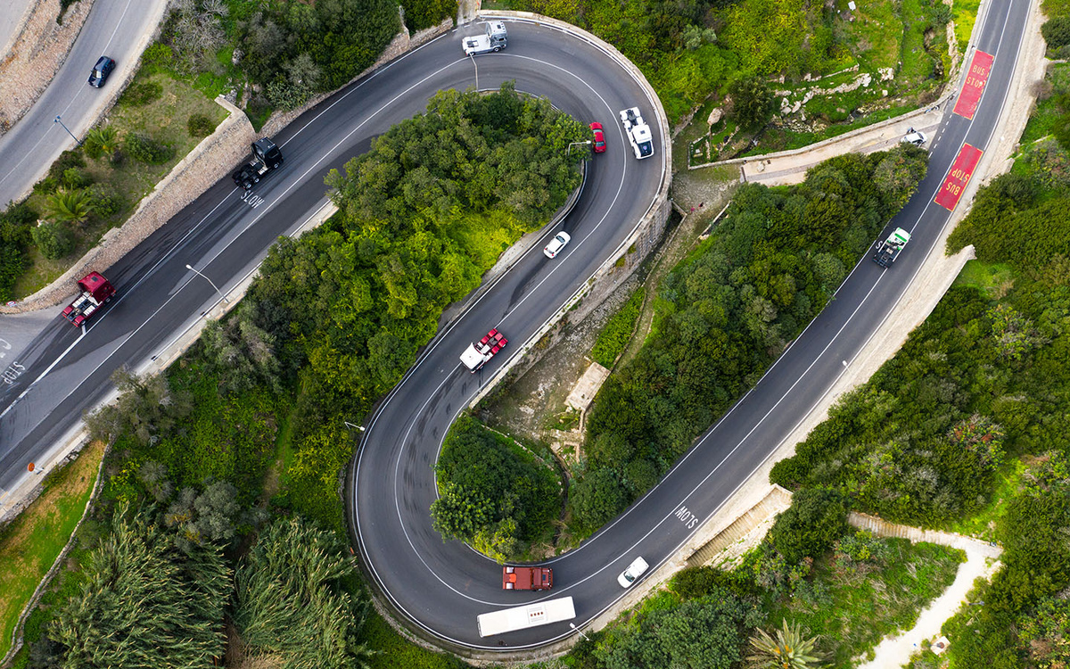 Karina Movsesyan / Shutterstock / FOTODOM📷На горной дороге необходимо удерживать увеличенный интервал между транспортными средствами