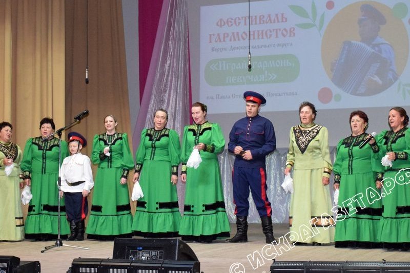     Фестиваль гармонистов открыл народный Мрыховский казачий хор, исполнив казачью строевую «Служба ли матушка» Редакция газеты