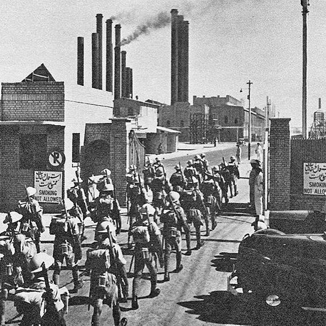 Британские войска вступают на территорию нефтеперерабатывающего завода в Абадане. 1941 год