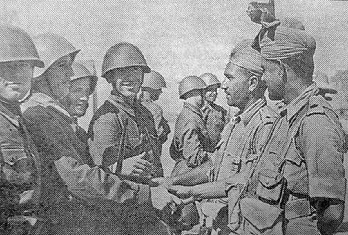 Встреча советских и индийских военнослужащих. Конец августа 1941 года.