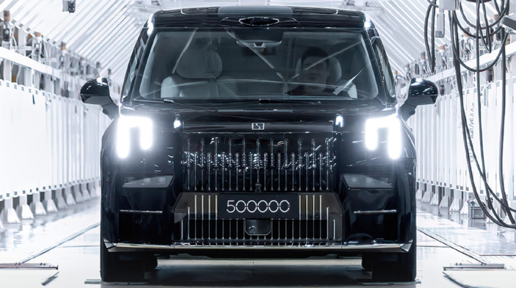 Юбилейный, 500 000-й автомобиль бренда, - это электрический минивэн Zeekr 009 Grand.