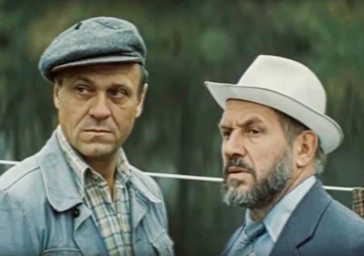Кадр из фильма "Год телёнка". Владимир Меньшов в роли Феодосия и Лев Дуров в роли председателя колхоза