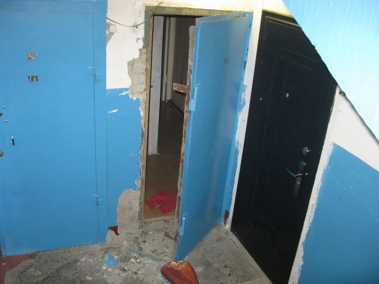 Дверь в квартиру пропавшей женщины пришлось вскрывать. Фото: ГСУ СК России по Красноярскому краю и РХ.

