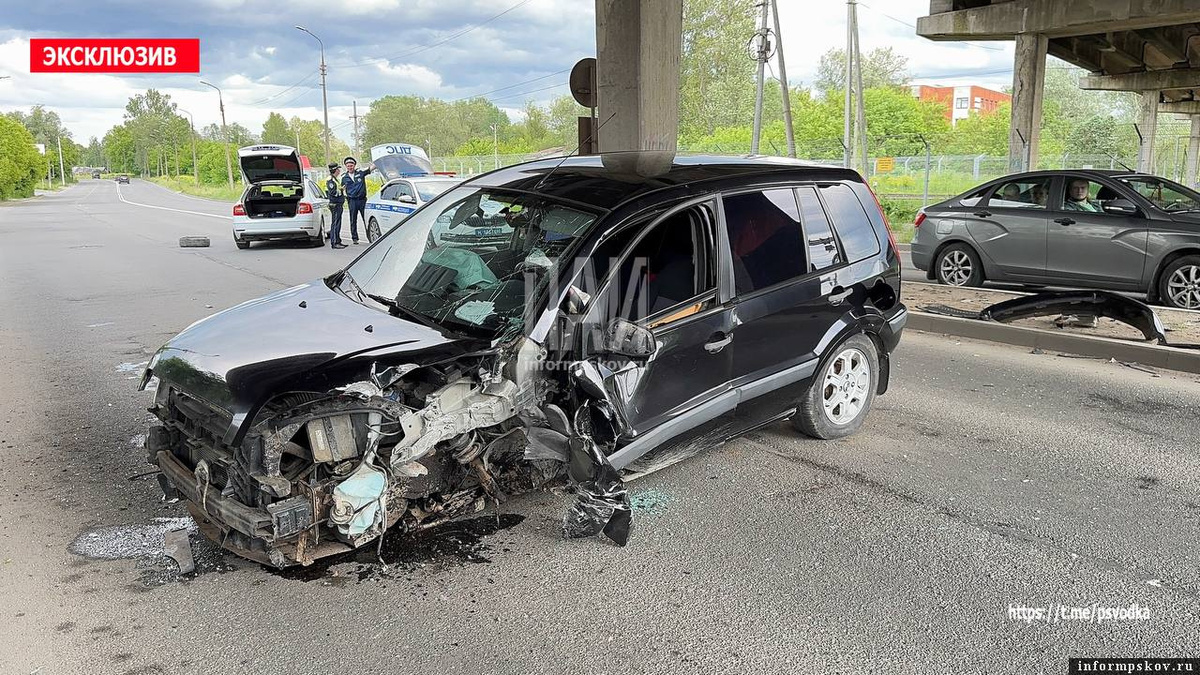 Автомобиль врезался в опору Октябрьского виадука в Пскове. 13 июня. Фото: ПАИ
