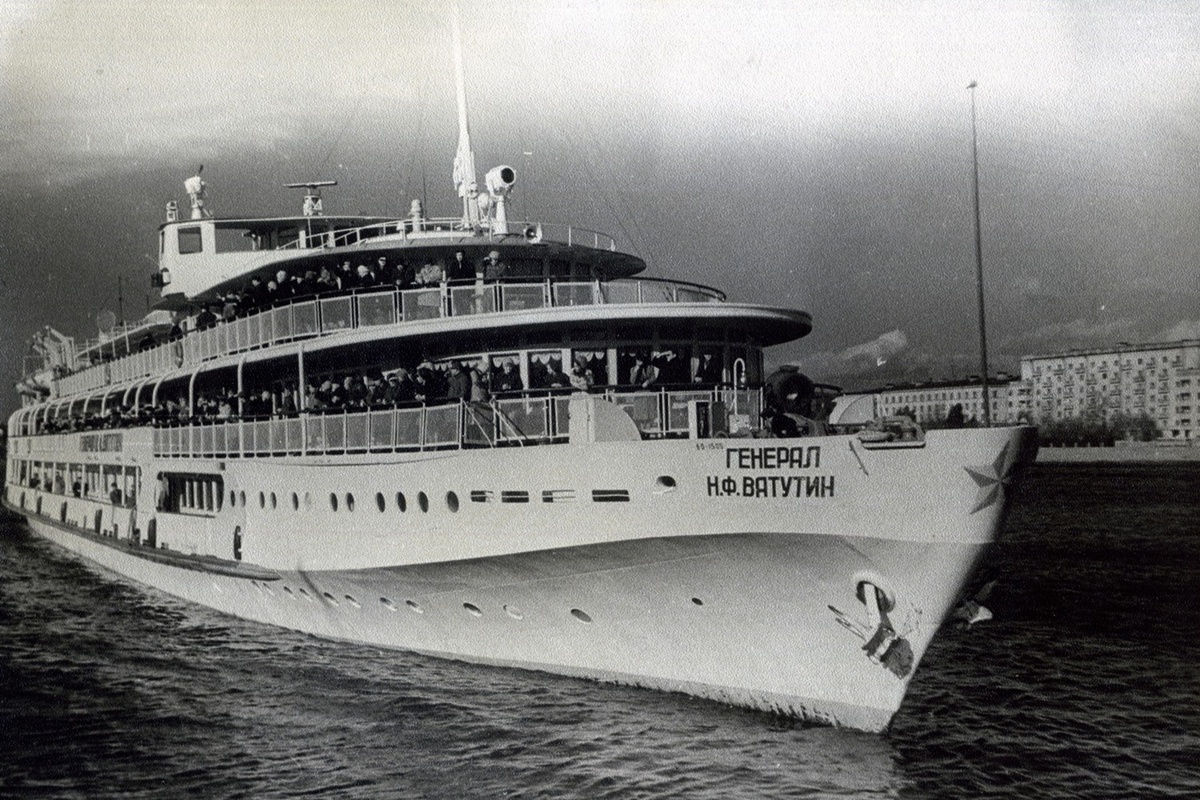 Теплоход «Генерал Н.Ф. Ватутин» на подходе к Ленинградскому речному вокзалу, 1973 г. Фото: fleetphoto.ru.