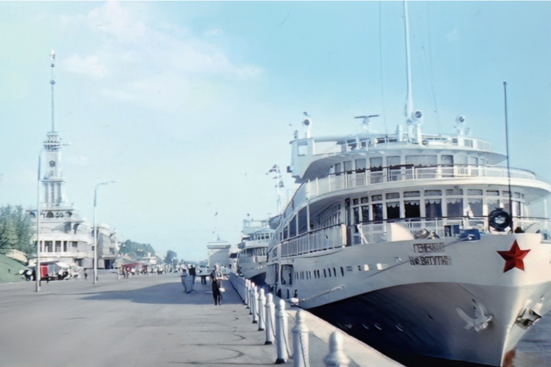 Теплоход «Генерал Н.Ф. Ватутин» в Москве. Фото 1970 г. Источник: https://kayuta64.ru.