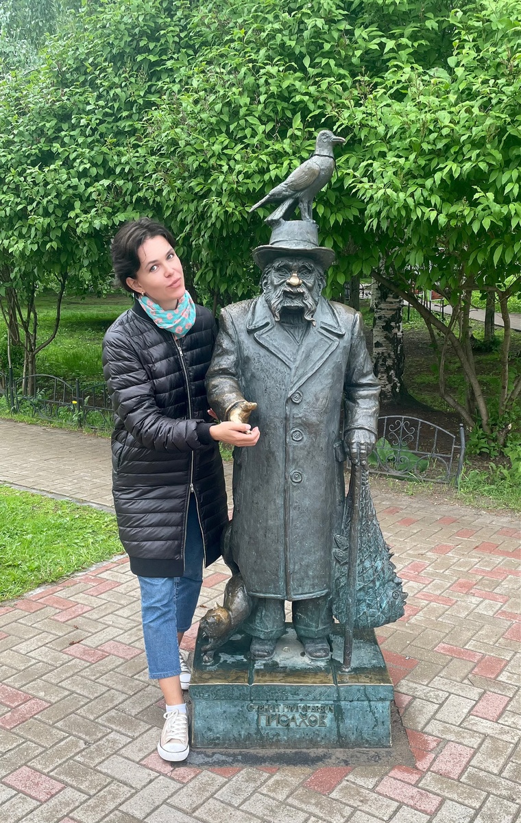 Мимо него трудно пройти просто так: этот улыбчивый старичок протягивает руку для того, чтобы поздороваться с гостями и жителями столицы севера. Степан Писахов великий северный художник и сказочник изображен здесь в натуральный рост с фото в последние годы жизни