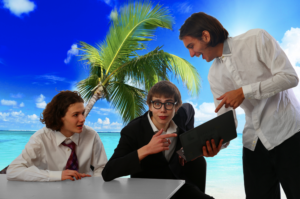 Объекты вырезаны с помощью Pen Tool и перемещены поверх слоя с фотообоями