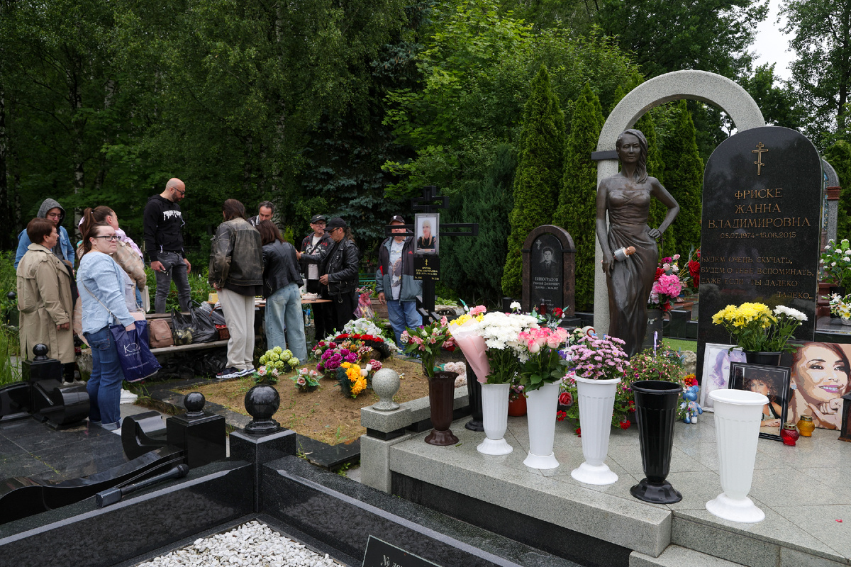 На могиле Жанны всегда живые цветы. Фото: Наталья Шатохина/Globallookpress. 