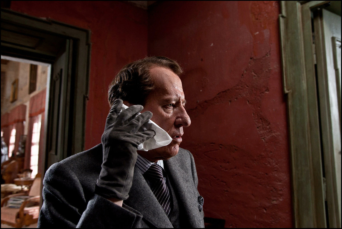 Даже чужие вещи он берет через платок