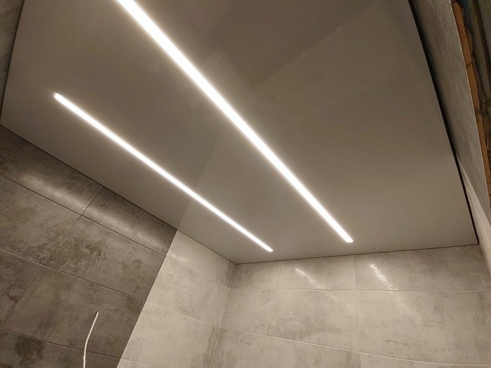   
Глянцевый натяжной потолок в ванной комнате – Фото 1