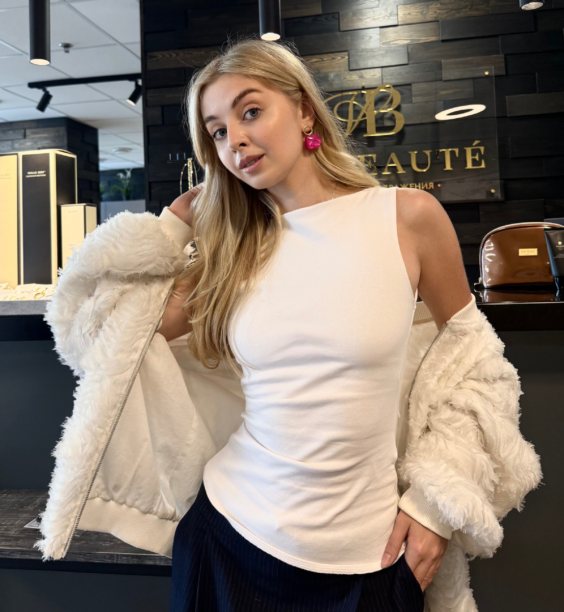 Запомните: гармоничный образ — это баланс между макияжем и прической. Вместе они создают эффектный вечерний лук, в котором вы будете чувствовать себя уверенно и красиво!