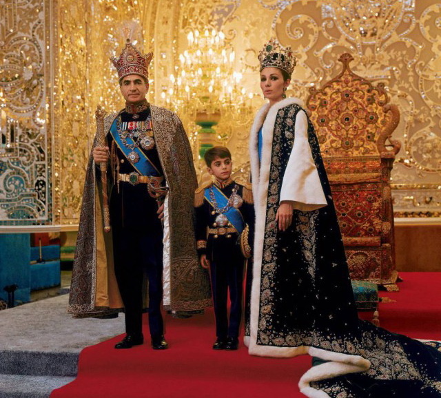 Последний Шахиншах (император или царь царей) Ирана Мохаммед Реза Пехлеви (1919-1980) c Шахбану (императрицей) Фаррах (род. 1938) и с Шахзаде (наследник Престола) Реза Киром (род. 1960).