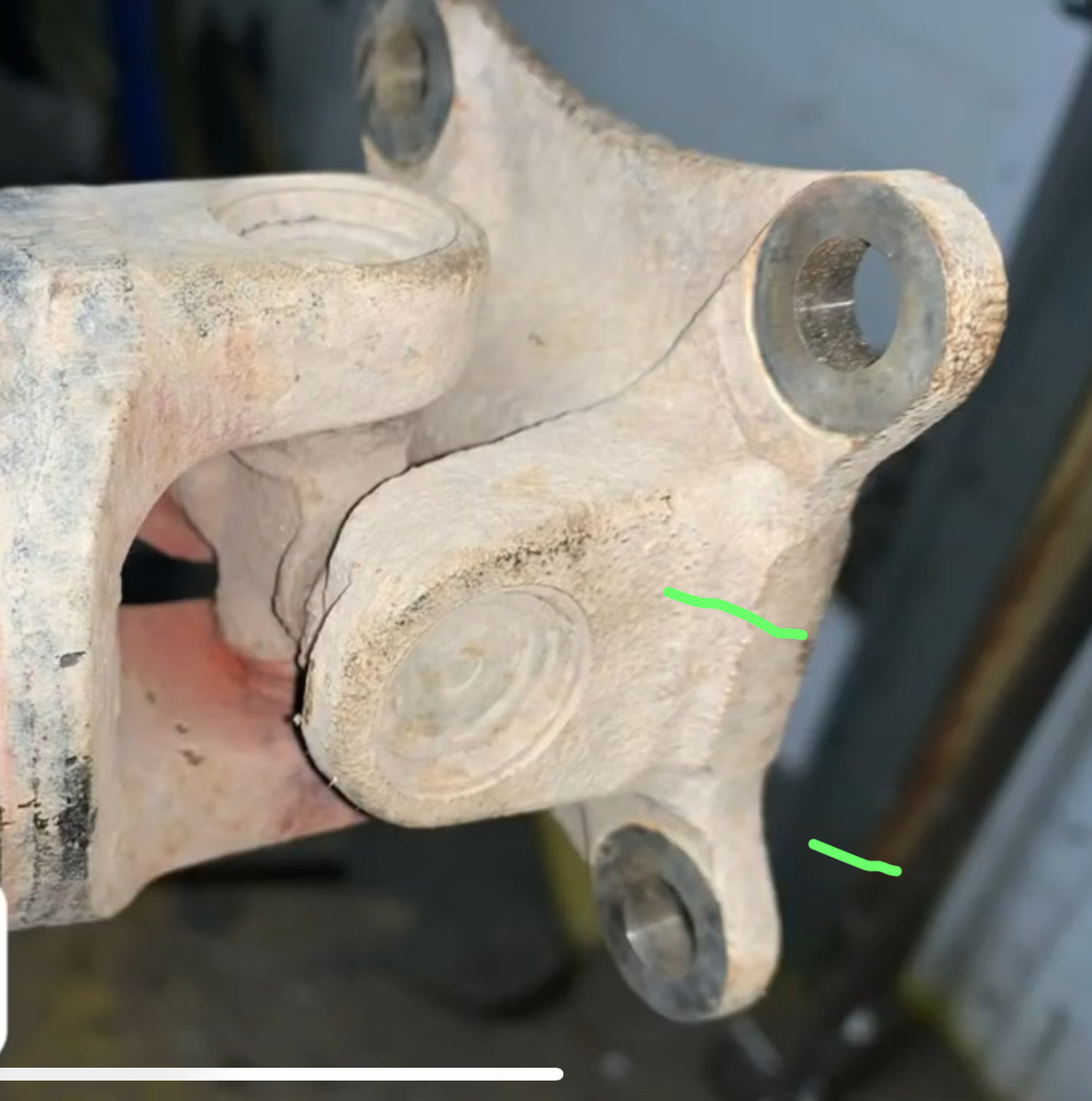 Часть кардана, расположенная со стороны заднего редуктора. Заклинившая крестовина и проушины, в которых она установлена. 