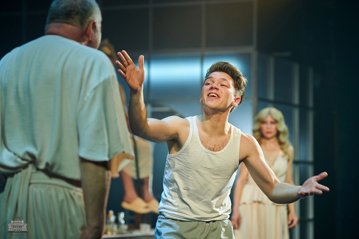    Роль Хлестакова в спектакле сыграл молодой актёр Денис Гусев