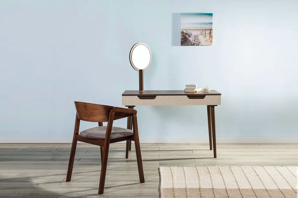 Зеркало для туалетного столика в отделке под орех табак станет отличным дополнением для дамского уголка. 