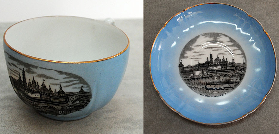 Чайная пара с видами Троице-Сергиевой лавры, выпущенная на заводе М.С. Кузнецова. © Сергиево-Посадский музей-заповедник