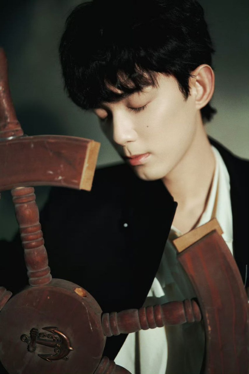 Актёр У Лэй. Обязательно листайте галерею...