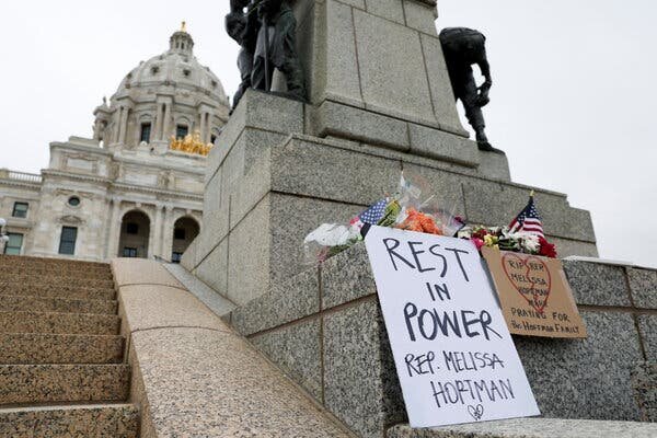 Мемориал в память о депутате Мелиссе Хортман из Миннесоты и ее муже Марке, которые были смертельно ранены в субботу возле Капитолия штата в Сент-Поле, штат Миннесота.