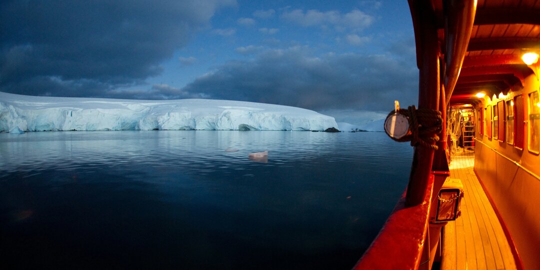 Что-то подо льдом Антарктиды подает сигналы — ученые озадачены