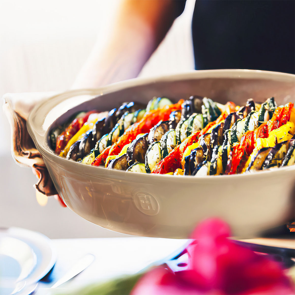 Высокопрочная керамика, из которой изготовлена форма бренда Emile Henry, равномерно распределяет и сохраняет тепло, что идеально для приготовления запеканок, гратенов, лазаний. Форма достаточно вместительна, и в ней можно подавать блюда прямо на стол.