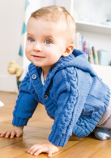 Детский жакет с капюшоном из кос спицами