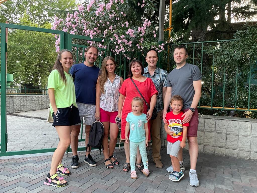 Это мы в Крыму в 2021 году, здесь ещё нет наших двух младших внуков.