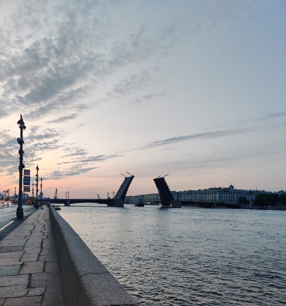 Питер.Рассвет на Неве. Дворцовый мост. Фото автора. 