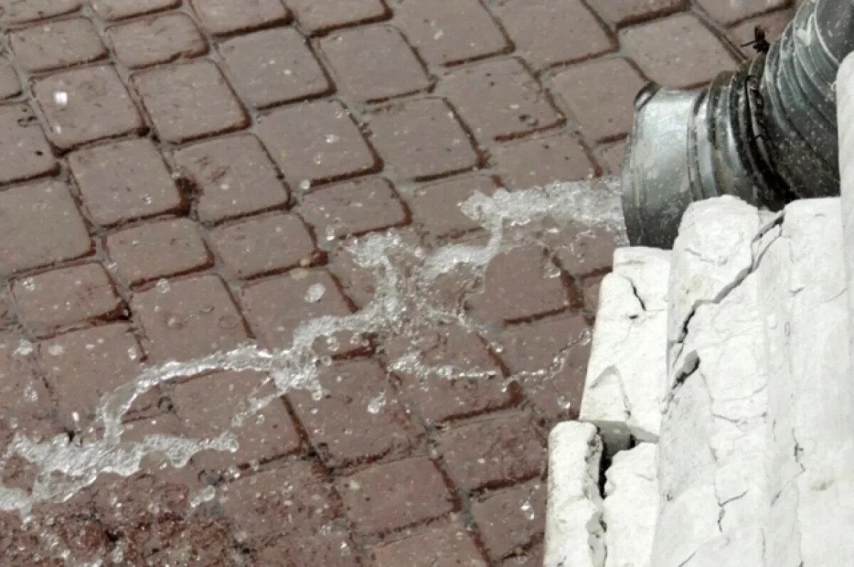    В Иркутске мужчина пытался удрать от приставов по водосточной трубе