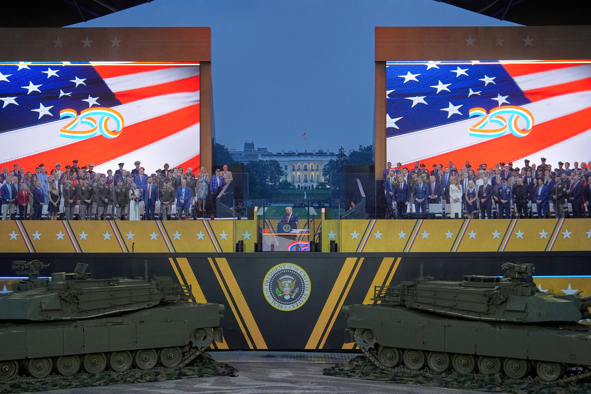 Во время военного парада в честь 250-летия армии США в Вашингтоне, 14 июня 2025 года     📷