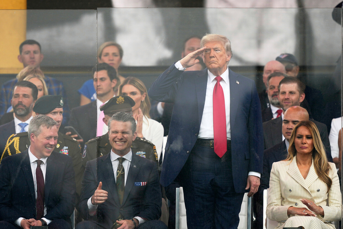 Президент США Дональд Трамп во время военного парада в честь 250-летия армии США в Вашингтоне, 14 июня 2025 года     📷